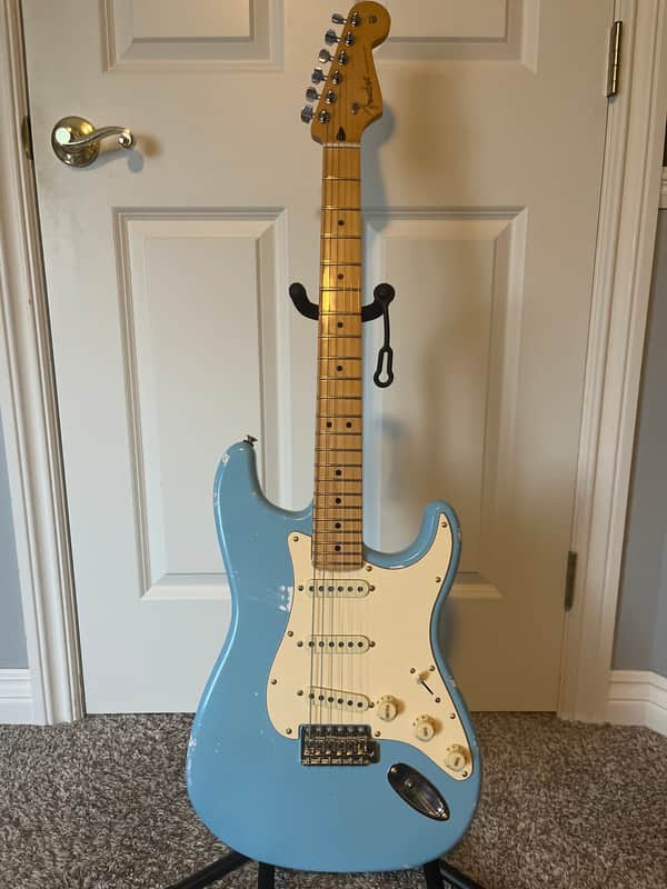 Strat-Style Partscaster – MJT Nitro Alder Body (Daphne Blue), Fender Player Neck, CS Fat ’60s, Fender Locking Tuners
