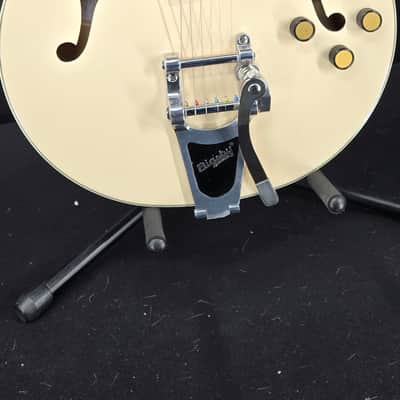 Gretsch G2622T Streamliner™ Center Block Double-Cut with Bigsby®, Laurel Fingerboard, Broad’Tron™ BT-3S Pickups, Vintage White image 1