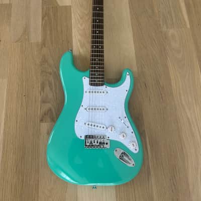 Fender Squier Bullet Strat 2019 – Surf Green | Wilkinson Bridge • Guyker Locking Tuners • Alnico Pickups image 2