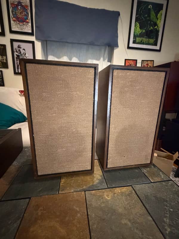 KLH Model 32 speakers in great condition - 1970's image 1