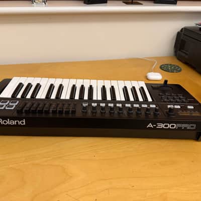 Roland A-300PRO 25-Key MIDI Keyboard Controller 2010 - Present - Black image 5
