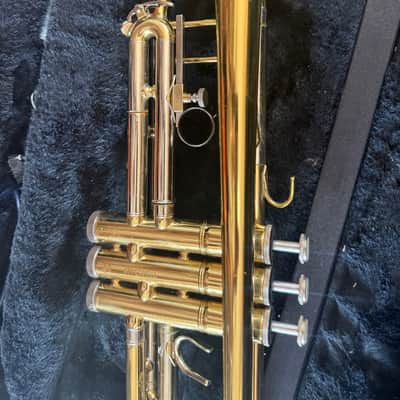Trumpet with case and mouthpiece image 7