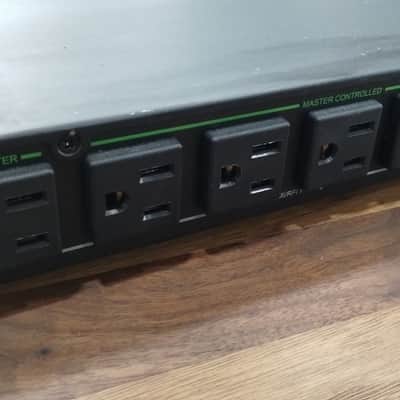 Rocketfish Rocketfish RF-HTS120 8 Outlet Console Power Manager 2010s - Black image 4
