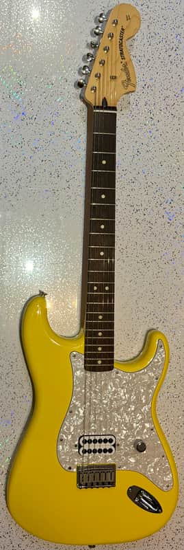 Fender Limited Edition Tom DeLonge signature Stratocaster 2023 - Graffiti Yellow +upgraded tuners