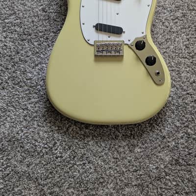 Fender Player II Mustang 2024 - Present - Hialeah Yellow image 3
