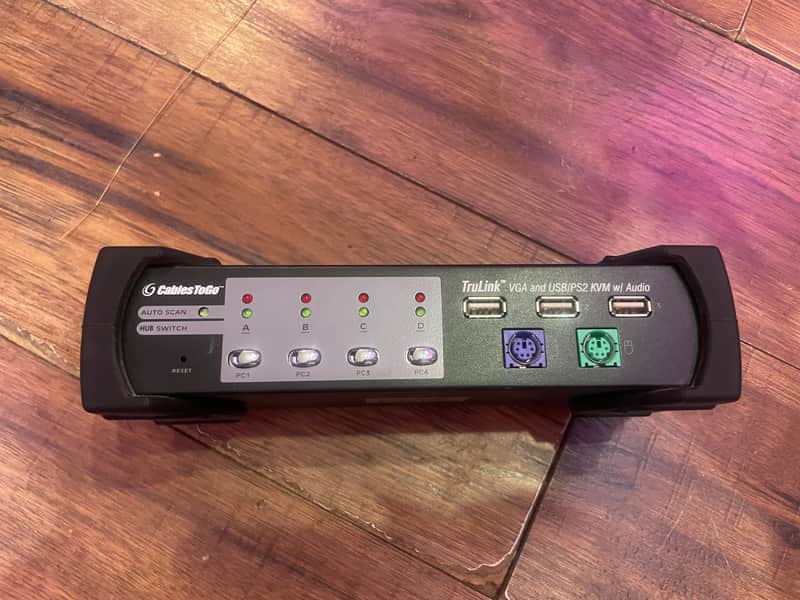 Immagine TruLink 4-Port VGA/USB 2.0 KVM Switch - 1