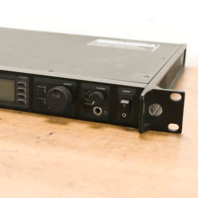 Shure UR4D Wireless Receiver w/ two UR2/SM58 Handheld Mics - L3 Band CG0128P image 2