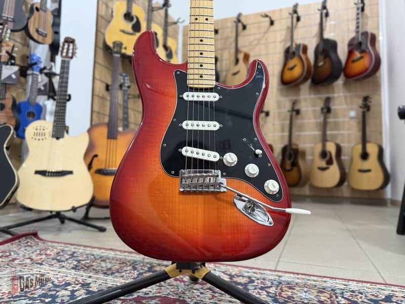 Fender Player Stratocaster Plus Top, Maple Fingerboard, Aged Cherry Burst 2020