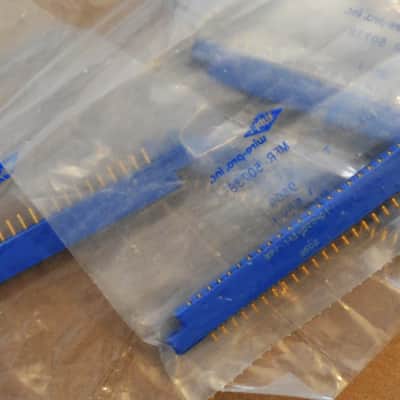 (4)Amphenol Wire Pro 143-022-01 Female Edge Connectors As New image 4