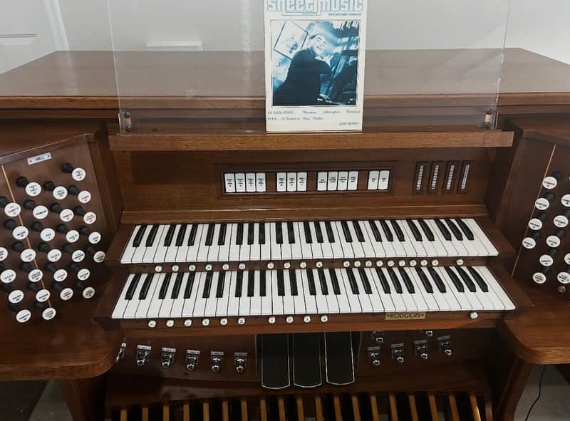 Rodgers Organ w/ 32 Note Pedalboard, External Speakers, & Bench! image 1