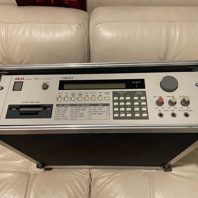 Minty Akai S900 Digital Sampler w/ Rack Case, Cool Floppies