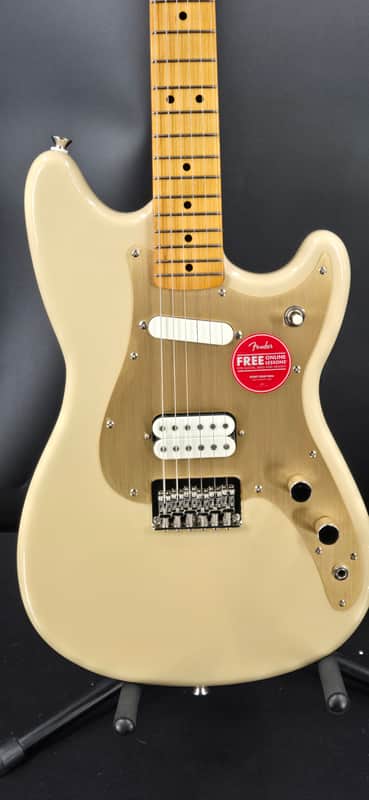 Squier 0374096589 Classic Vibe™ Duo-Sonic™ HS, Maple Fingerboard, Gold Anodized Pickguard, Desert Sand image 1