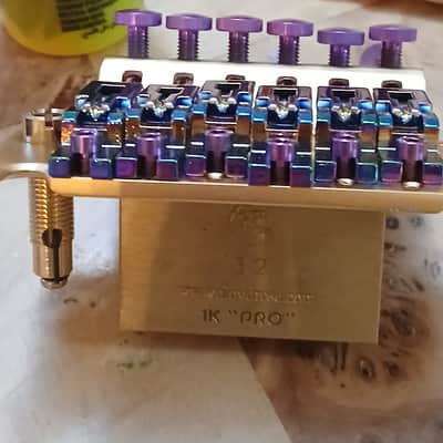 Floyd Rose 1000 "1 of a kind!" with Carbon Fiber arm, D-tuna and titanium parts, brass block & tuners 2025 - Gold/Purple image 3