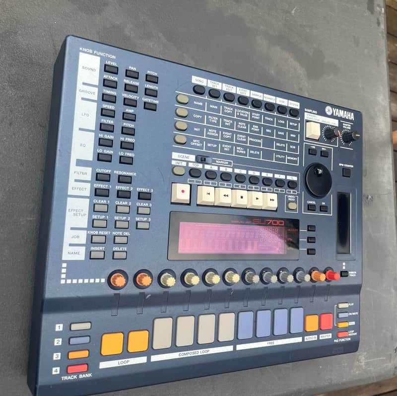 Yamaha  su700 - I/O extension installed - 68 RAM -USB gotek image 1