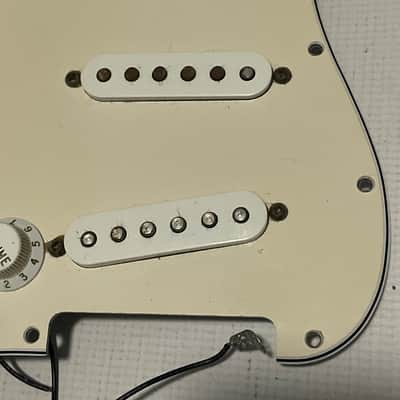 2006 MIM Fender Mexico Stratocaster Lefty White Loaded SSS Pickguard 11 Screw 3 Ply image 8