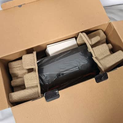 JBL OnBEAT Venue LT Bluetooth powered speaker system Lightning™ Connector Dock image 4