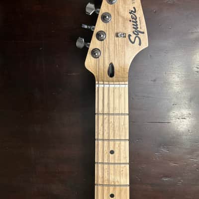 Squier Sonic Stratocaster 2023 - Present - 2-Color Sunburst image 2