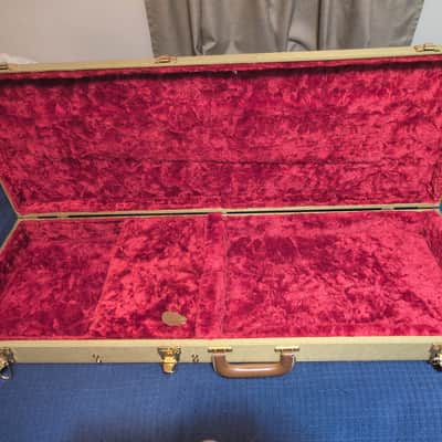 Used Road Runner  Hardshell guitar case  - Tweed image 2