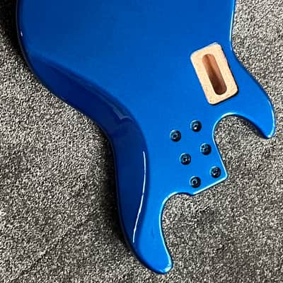 G&L CLF Research L-2500 S750 bass body USA Midnight Blue Metallic Bild 4