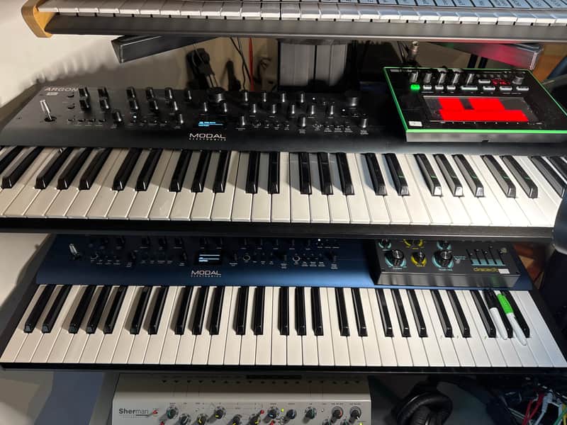 Modal Electronics Argon8X 8 Voice 61-Key Wavetable Synthesizer 2020 - Grey image 1