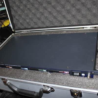 VocoPro UHF-5800 Plus 4-Mic Wireless System with Case image 10