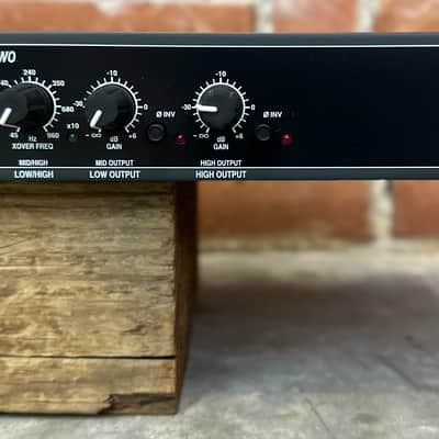 dbx 223XL Stereo 2-Way / Mono 3-Way Crossover 2000s - Gray image 2