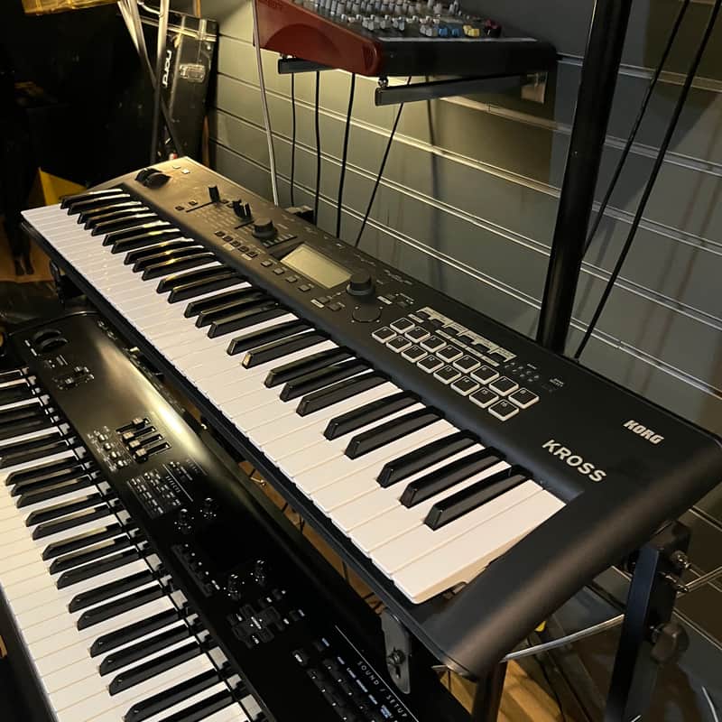 Korg KROSS 61-Key Music Workstation & Mono Gigbag 2010s - Black image 1