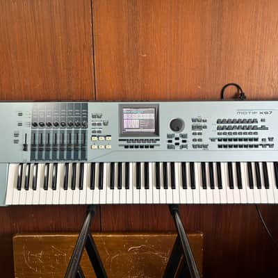 Yamaha MOTIF XS7 - 76-Key Music Production Synthesizer Workstation Keyboard w/ case