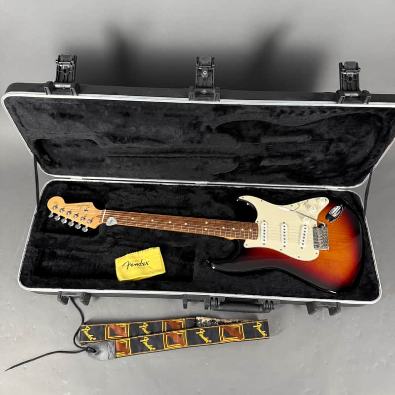 2011 Fender Standard Stratocaster RW sunburst like new Case image 1