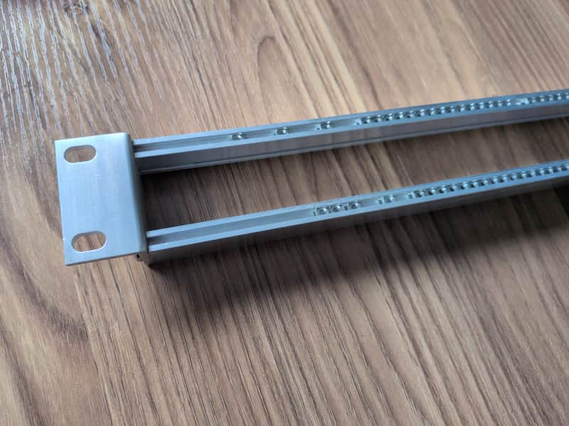 Synthrotek 1U Eurorack Bracket Ears - 84HP Rails - 50 Slide Nuts imagen 1