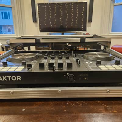 Native Instruments Traktor Kontrol S3 DJ Controller 2019 - Present - Black image 3