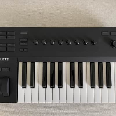 Native Instruments Komplete Kontrol A25 2018 - Present - Black image 1