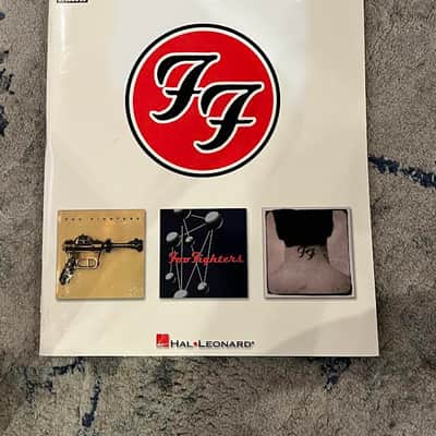 Best of Foo Fighters Guitar Signature Licks Guitar Notation and Tab Book with CD image 1