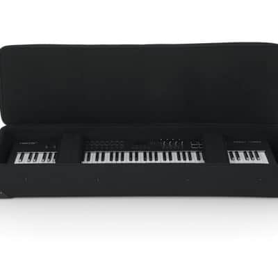 Gator Lightweight Slim 88-Key Keyboard Case with Wheels image 3