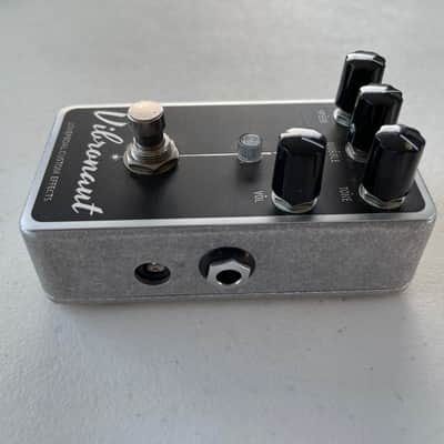 Lovepedal Custom Effects Vibronaut V2 Digital Vibe Tremolo Guitar Effect Pedal image 5