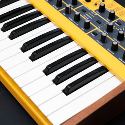 Dave Smith Instruments Mopho 32-Key Monophonic Synthesizer 2011 - 2016 - Yellow with Wood Sides image 4