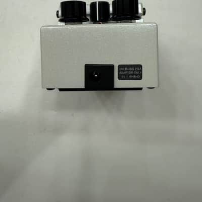 Boss Roland DS-1-WH Distortion Pearl White Limited Edition Guitar Effect Pedal image 5