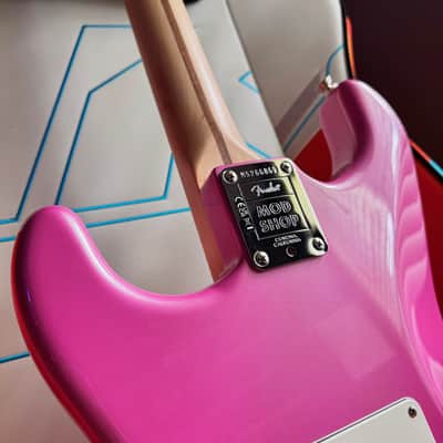 Fender USA MOD SHOP Custom Stratocaster in Bubblegum Metallic w/ Orig Case! image 13