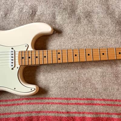 Fender Standard Stratocaster (MIM) 2015 - Arctic White Bild 1