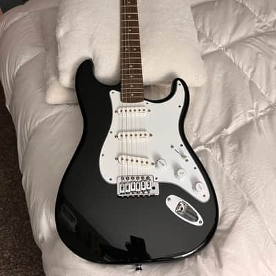 Squier Stratocaster 2019 - Black gloss image 1