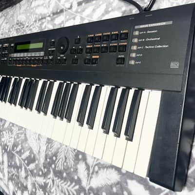 Roland XP-30 61-Key 64-Voice Expandable Synthesizer 1999 - 2004 - Black