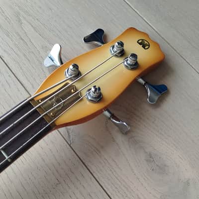 Hondo II Professional Longhorn Bass-Creme Burst image 5