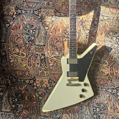 Gibson Explorer 1982 antique white image 3