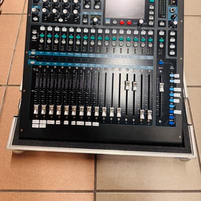 Allen & Heath QU-16 16-Channel Digital Mixer 2013 - Present - Black image 4