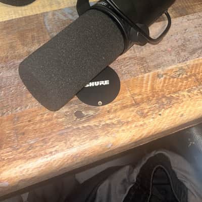 Shure SM7dB Cardioid Dynamic Microphone with Built-In Preamp 2023 - Present - Black image 4
