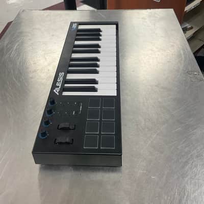 Alesis V25 25-key USB MIDI Controller with Beat Pads 2017 - 2022 - Black image 3