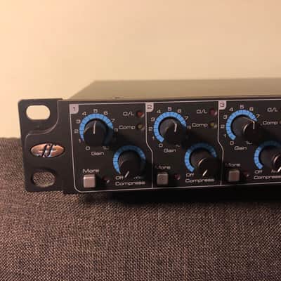 Focusrite OctoPre MkII Dynamic - 8-channel ADAT preamp with compressors - A/D and D/A converters image 2