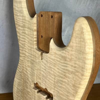 high end Offset Bass Body Unfinished Deep Curly Maple Top / Walnut Accent/ Solid One-piece Mahogany Back- limited Luthier Supply R2 imagen 13