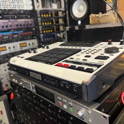 AKAI MPC 2500 LIMITED EDITION - WHITE HD Drive 120G/CD/128MEG //drum pads/sampler //ARMENS// image 2