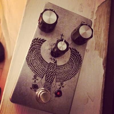 Greyscale Amulet bass overdrive Bild 3
